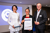 Bild: Prorektorin Prof'in Dr. Alexandra Kaasch (Mitte) nimmt das Zertifikat von den Vorstandsvorsitzenden des Vereins Total E-Quality