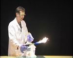 Bild: Luftikus1: Puppentheater "Luftikus" am Tag der offenen Tür in der Universität Bielefeld. Experimental-Show und Puppenspiel für die ganz Kleinen. Chemie zum Erleben und Staunen. Der Naturforscher Luftikus alias Dr. Hans-Georg Stammler und seine Puppe Helius machen sich auf eine Reise durch die Wunderwelt der Chemie und Physik rund um das Thema "Luft und Feuer".