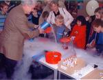 Bild: Chemievorführung: Spannende chemische Experimente erwarten den Besucher am Tag der offenen Tür in der Universität Bielefeld am 18. Juli ab 11.00 Uhr in der Zentralen Universitätshalle.