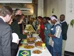 Bild: Jahresempfang 23. Mai 2003. Ausländische Studierende haben nach Rezepten ihrer Heimatländer spezielle Speisen zubereitet.