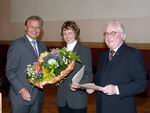 Bild: Jahresempfang 2003. Physikprofessorin Friederike Schmid erhält vom Vorsitzenden der Universitätsgesellschaft Ortwin Goldbeck (l.) und Geschäftsführer Helmut Steiner den Karl-Peter-Grotemeyer-Preis für gute Lehre. 