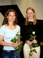 Bild: Feierliche Verabschiedung der 21 Absolventinnen und Absolventen des Diplomstudiengangs Sportwissenschaft.Preisträgerinnen  Anika Irle und Heike Kienker (von links).