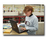 Bild: Studentin am Laptop auf der Galerie der Unihalle
