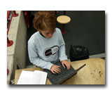 Bild: Studentin am Laptop auf der Galerie der Unihalle 