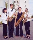 Bild: Buz 215/2003: Die Saxophonistin Natalia Stuphorn (links) mit "Sax4".