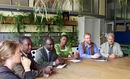 Bild: Buz 215/2003: Kooperation zwischen zwei Schulen in Kenia. Gastbesuch von Lehrern der Makini-Academy  und der St. Mary's School