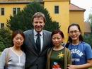 Bild: Buz 215/2003:  Sommerfest auf Gut Böckel des Vereins zur Förderung ausländischer Studierender an der Universität Bielefeld. Die Studentinnen Yanmin Li