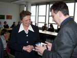Bild: Das Foto zeigt Teresa Tomaszkiewicz und Prorektor Gerhard Sagerer