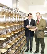 Bild: Buz 216/2004  Professor Jürgen Wienands von der Fakultät für Chemie und der Leiter des Zentralen Tierhauses