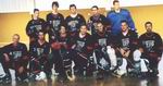 Bild: Buz 216/2004 - Das Foto zeigt das Bielefelder Inlinehockey-Team kurz nach dem Finale in geliehenen Trikots der SV Brackwede: Stefan Grothaus
