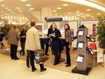 Bild: 216/2004 - Wissenschaftsfestival "Campus: City!" - Partner für kompetente und innovative Informationsvermittlung. Stand der Uni-Bibliothek bei Galeria Kaufhof.