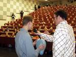 Bild: Buz 216/2004 - Kinder-Uni: "Ballonprofessor" Jens Stoye (l.) beantwortete Fragen rund um den Luftballon.