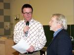 Bild: Buz 219/2004 - Kinder-Uni: Moderator Andreas Liebold von Radio Bielefeld stellte mit Jörg Bergmann (r.) einen "echten" Professor vor