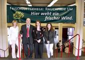 Bild: Nichtraucherschutz in der Unihalle: Das Foto zeigt (v.l.) Katharina Drechsler