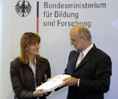 Bild: Übergabe des Berichts der Expertenkommission "Lebenslanges Lernen" an Bildungsminsterin Buhlman.