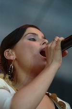 Bild: Buz 217/2004Weltstar Nelly Furtado trat zum ersten Mal in Deutschland auf. Riesenkomplimente machte sie der Stadt Bielefeld und beantwortete die Frage