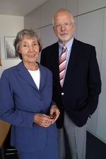 Bild: Buz 217/2004 - Renate Mayntz und Fritz W. Scharpf erhalten den Bielefelder Wissenschaftspreis 2004.
Foto: Jürgen Seidel.
