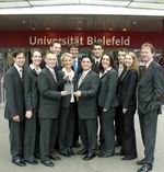 Bild: Buz 217/2004 - Bielefelder Wirtschafts-Studenten sind National Champions. Das Foto zeigt (von links): John Wegener