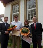 Bild: Buz 217/2004 - Verein zur Förderung ausländischer Studierender. Das Foto zeigt (von links): Universitäts-Kanzler Hans-Jürgen Simm (stellvertretender Vorsitzender des Vereins zur Förderung ausländischer Studierender)