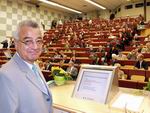Bild: Buz 217/2004 - Der Bielefelder Gesundheitswissenschaftler Bernhard Badura eröffnete den 3. Kongress für Versorgungsforschung in Bielefeld.