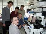 Bild: Buz 217/2004 - Zufriedene Gesichter in der Bielefelder Genomforschung (von links): Konstantin Joanidopoulos (Olympus BioSystems)