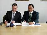 Bild: Buz 217/2004 - "Hochschulkooperation mit Entwicklungsländern". Das Foto zeigt (von links): Prorektor Gerhard Sagerer und ESPOL-Rektor Moisés Tacle Galárraga.