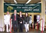 Bild: Buz 217/2004 - Nichtraucherschutz. Das Foto zeigt (v.l.) Katharina Drechsler