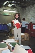 Bild: Buz 217/2004 - Das Foto zeigt Verwaltungsangestellte der Fakultät für Soziologie bei der Entschlackung des Kellerarchivs der Fakultät für Soziologie: Gisela Müller (vorn im Bild)