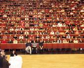 Bild: Buz 218/2004 - Begrüßung der Studienanfänger und Hochschulwechsler zum Wintersemester 2004/2005 im Auditorium maximum der Universität Bielefeld durch  Rektor Dieter Timmermann