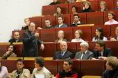 Bild: Buz 218/2004Diskussion mit Ministerpräsident Peer Steinbrück in einer Lehrveranstaltung für Studierende der Studiengänge Bachelor of Science in Health Communication und Master of Public Health.  		                Foto: Claus Willemer.