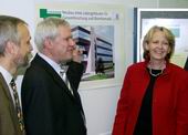 Bild: Buz 218/2004 - Wissenschaftsministerin Hannelore Kraft vor dem Modell des Laborgebäudes für Genomforschung und Bioinformatik