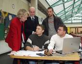 Bild: Buz 218/2004 - Wissenschaftsministerin Kraft im Gespräch mit Studenten in der zentralen Halle der Universität Bielefeld.