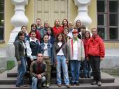 Bild: Buz 218/2004 - Auf Studienfahrt: Bielefelder Studierende des Faches Deutsch als Fremdsprache mit Lutz Köster (r.) in Nowgorod.