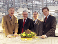 Bild: Einweihung des neuen Gewächshauses. Das Foto zeigt v.l.: Helmut Diederichs