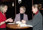 Bild: Buz 218/2004 - Die Vorsitzende des Fördervereins Frauenstudien Irmi Heitfeld (rechts) im Gespräch mit den Absolventinnen Anne Vollmer (links) und Ingrid Langer