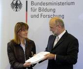 Bild: Buz 218/2004 - Bundesbildungsministerin Edelgard Bulmahn hat unlängst den Schlussbericht der Expertenkommission "Finanzierung Lebenslangen Lernens" durch deren Vorsitzenden Dieter Timmermann (r.)