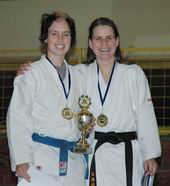 Bild: Buz 218/2004 - Sowohl in den Einzelwettbewerben als auch im Team konnten Annika Kläs (links im Bild) und Silvia Hagen von der Universität Bielefeld bei den Deutschen Karate-Hochschulmeisterschaften im Oktober in Erfurt den Titel für sich gewinnen.
