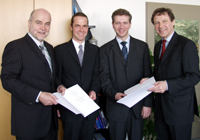 Bild: Die ersten  Professoren mit der neuen W-3-Besoldung wurden an der Universität Bielefeld vereidigt. Das Foto zeigt v.l. Rektor Dieter Timmermann