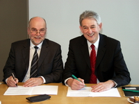 Bild: Buz 219/2005 - Rektor Dieter Timmermann und Wissenschaftsstaatssekretär Hartmut Krebs (r.) bei der Unterzeichnung der "Zielvereinbarung der zweiten Generation".