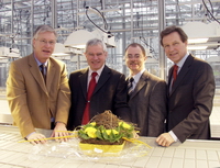 Bild: Buz 219/2005 - Symbolische Schlüsselblumen zur Übergabe des neuen Gewächshauses. Das Foto zeigt von links Helmut Diederichs