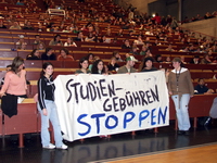 Bild: Buz 219/2005 - Bundesweit gingen Anfang Februar insgesamt 25 000 Studierende aus Protest gegen Studiengebühren in mehreren Städten auf die Straße. Deutliche Worte zu der Entscheidung des Bundesverfassungsgerichts