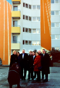 Bild: Buz 219/2005 - Zur Vorstellung des neuen Fassadengemäldes begrüßte die stellvertretende Geschäftsführerin des Studentenwerks Sigrid Schreiber (links) den Minister des Landes Nordrhein-Westfalen für Städtebau und Wohnen