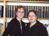 Bild: Buz 219/2005 - Die Bielefelder Jurastudentinnen Vanessa Becker und Simone Evke de Groot (auf dem Foto v.l.) .