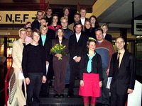 Bild: Buz 219/2005 - Soziologie-Dekan Lutz Leisering (r.) hat im Wintersemester 2004/2005 erneut zahlreiche Absolventinnen und Absolventen des Diplom-Studiengangs Soziologie feierlich verabschiedet und die besten Diplomarbeiten des Semesters prämiert. 