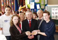 Bild: Projektwoche der Laborschule: "Ein kleiner Schritt für unsere Welt".
Aus den Händen der Schulsprecher Jana Holz und Florentin Schmoeckel er-hielt Oberbürgermeister Eberhard David die symbolischen "Goldtaler". Dahinter (v.l.): Koray Saner vom SIFE-Projekt