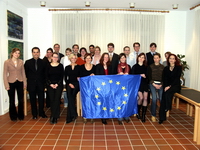 Bild: Buz 219/2005 - 
Zertifikatsübergabe an den 5. Jahrgang von "Europa Intensiv"