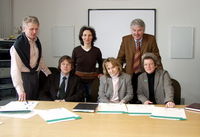 Bild: Buz 219/2005 - Vereinbarten neues Kooperationsprojekt zwischen Gymnasien und Universität (von links): Peter Schuster (Städtisches Gymnasium)