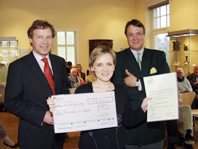 Bild: Aleksandra Magdalena Rybak erhaelt Preis des Vereins zur Foerderung auslaendischer Studierender. das Foto zeigt (v.l.): Hans-Jürgen Simm (2. Vorsitzender)  Aleksandra Rybak und  Falk-Alexander von Oeynhausen (1. Vorsitzender).
    