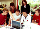 Bild: In den Arbeitsgruppen der Sommerschule wurden Aufgaben engagiert angegangen.