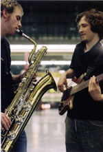 Bild: Die UniBigband sucht ein neues Baritonsaxophon. Bislang wurde es von Sebastian Büscher gespielt (links). Foto: Frank Wellenbrink
